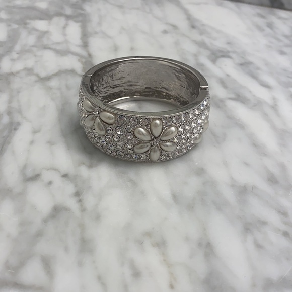 Cuff style silver/pearl bracelets NWOT - Picture 4 of 4